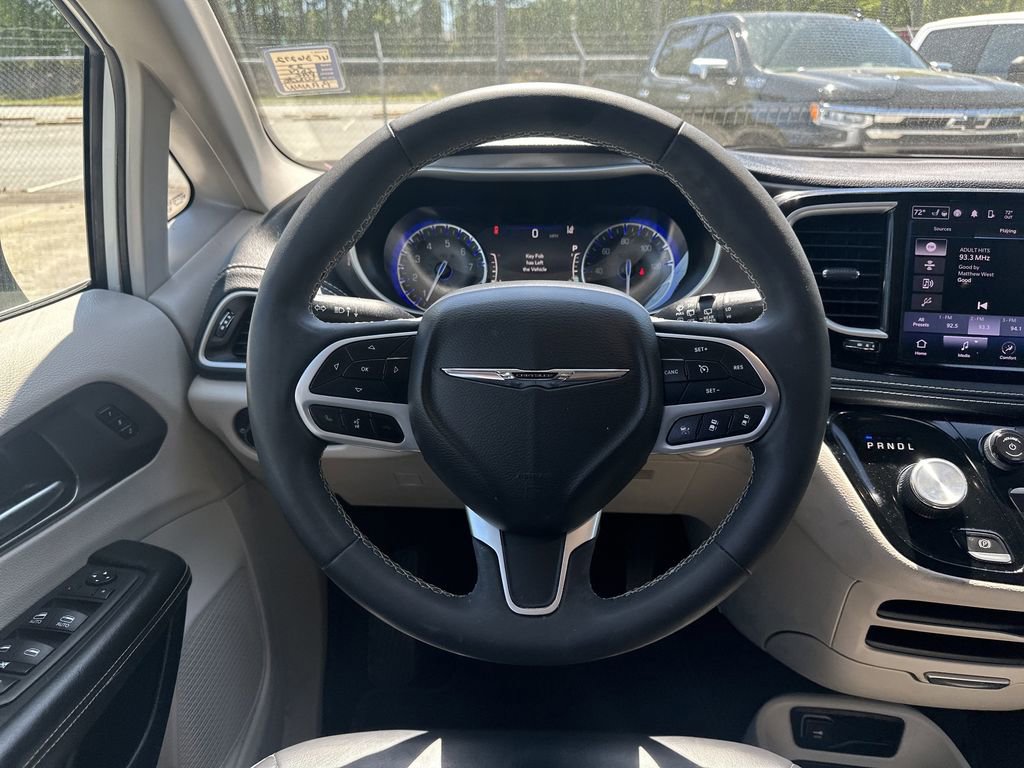 Used 2023 Chrysler Pacifica Touring-L FWD image 23