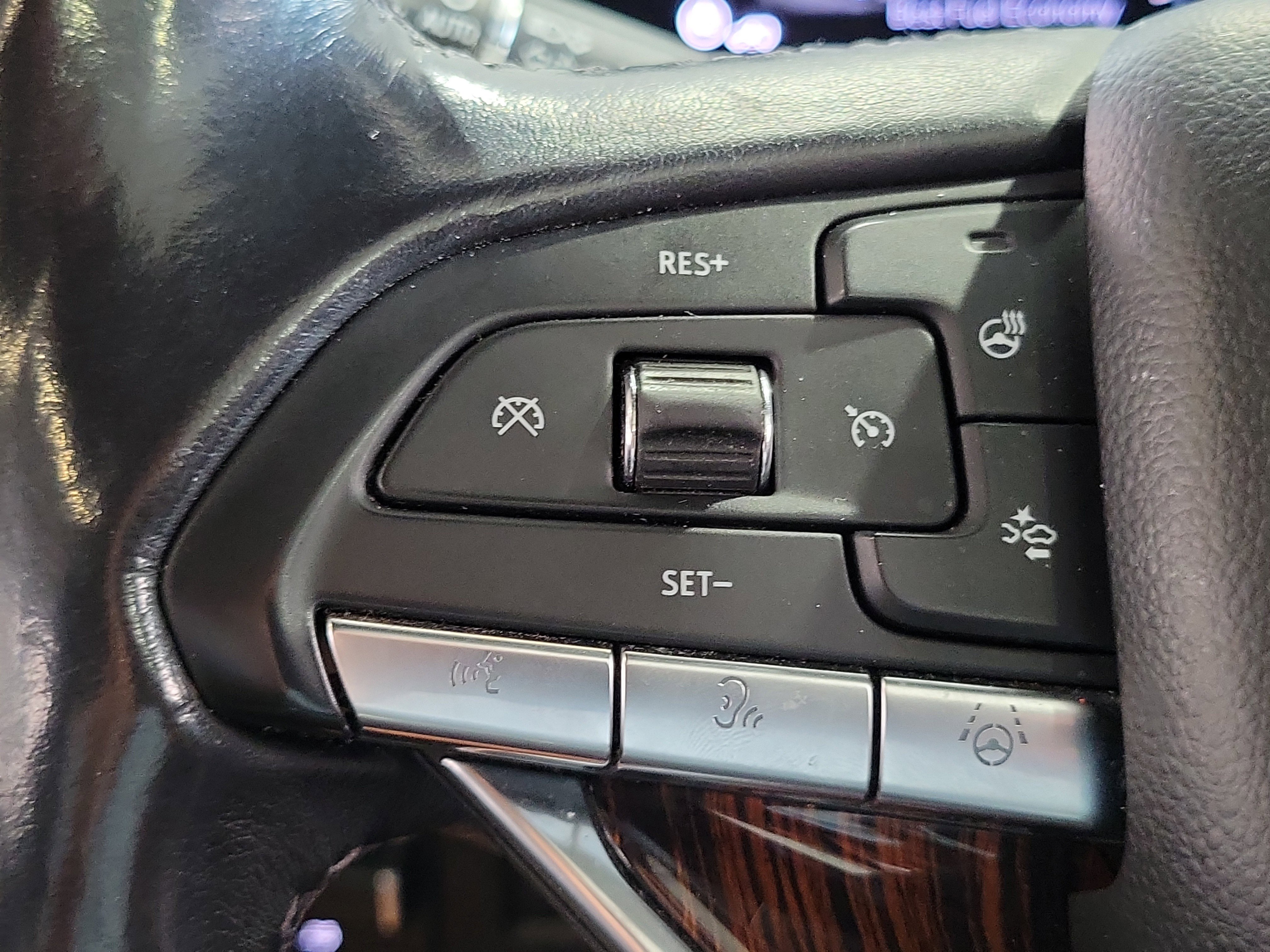 Used 2022 Cadillac Escalade ESV Premium Luxury w/ Performance Package AWD/4WD image 25