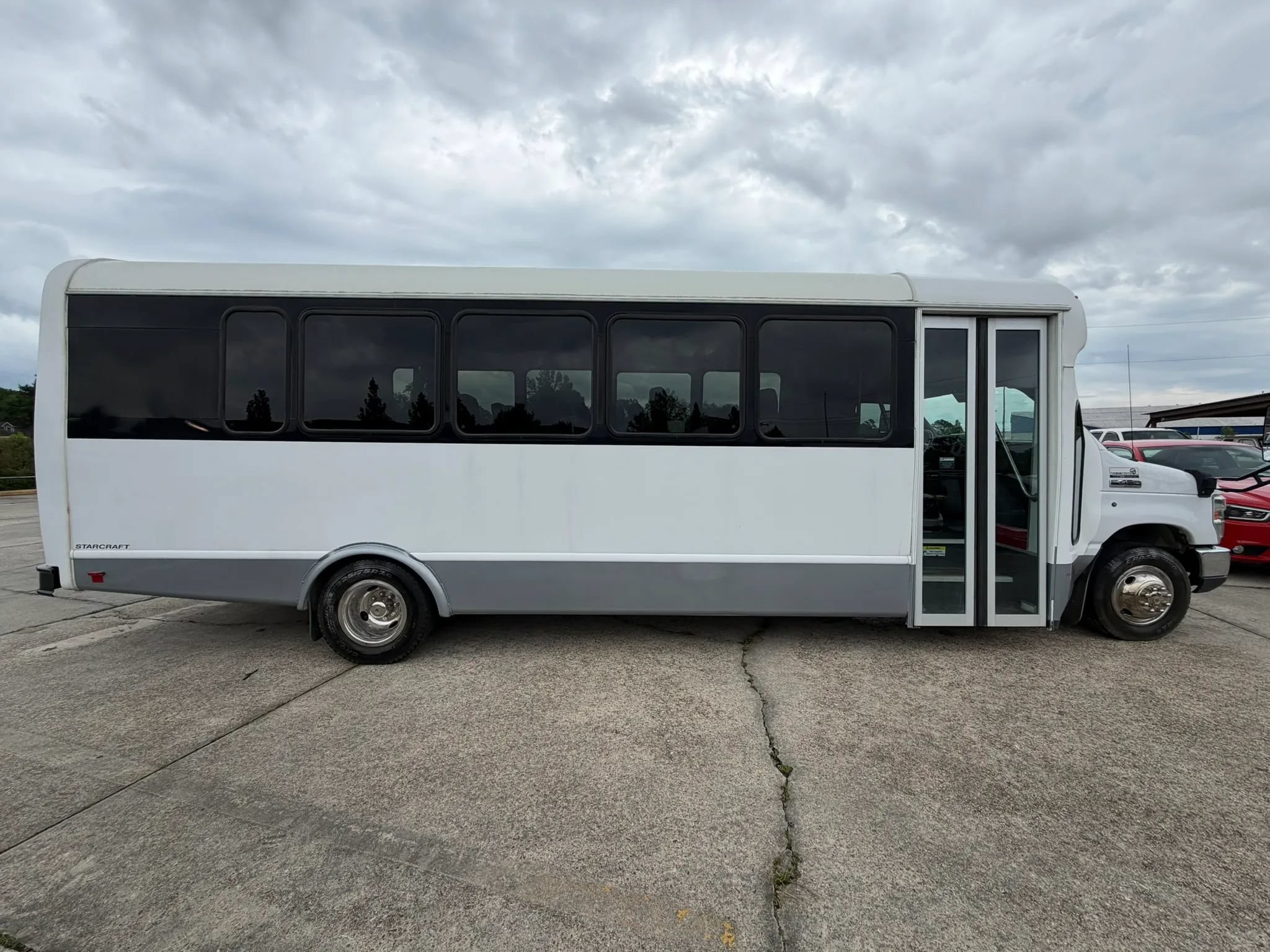Used 2016 Ford E-450 and Econoline 450 Super Duty w/ Shuttle Bus Prep Package RWD image 6