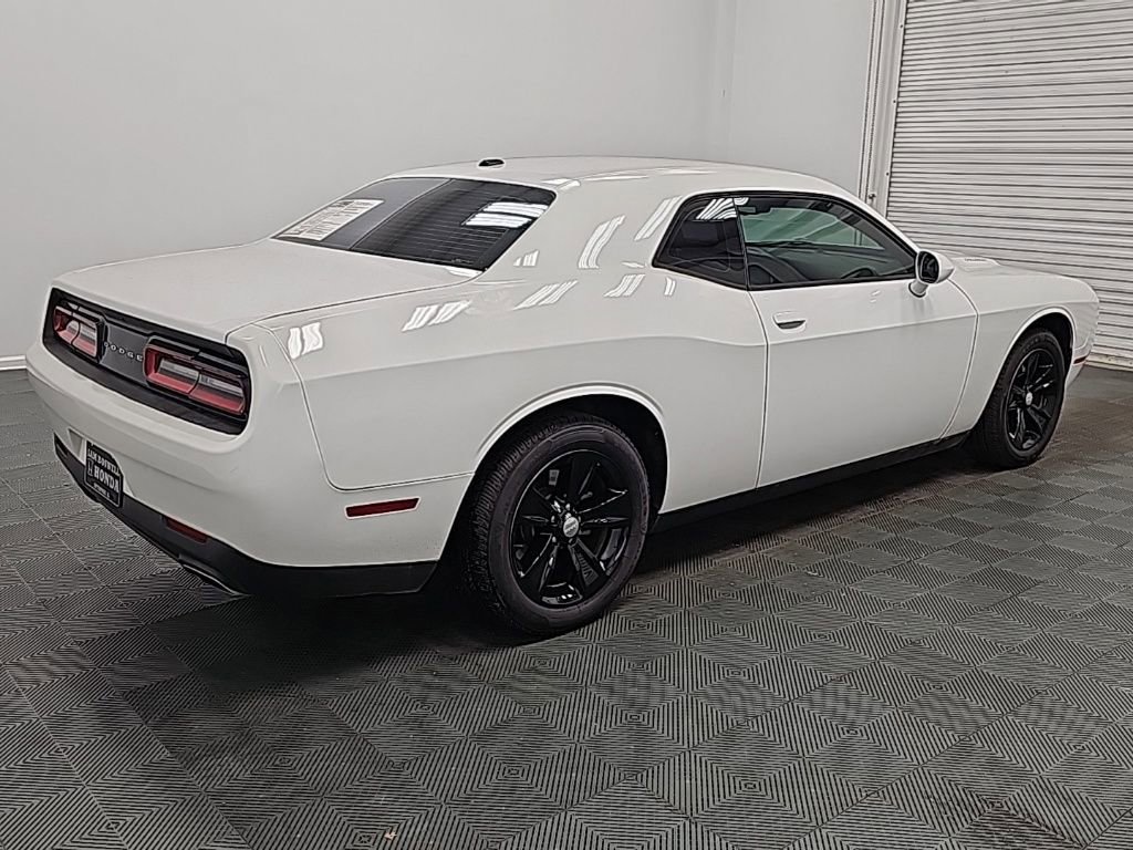 Used 2015 Dodge Challenger SXT image 9