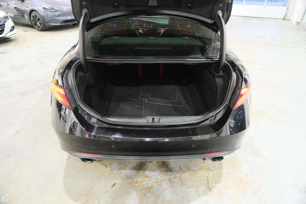 Used 2018 Alfa Romeo Giulia Ti w/ Nero Edizione RWD image 10