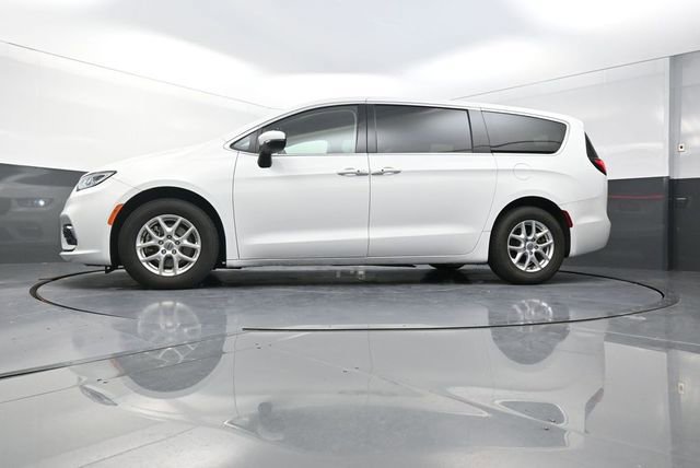 Used 2023 Chrysler Pacifica Touring-L image 28