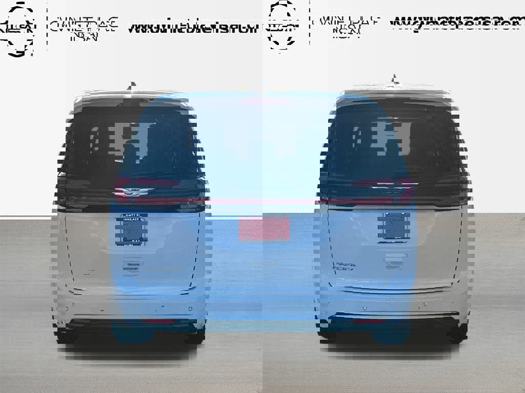 Used 2024 Chrysler Pacifica Touring-L image 6