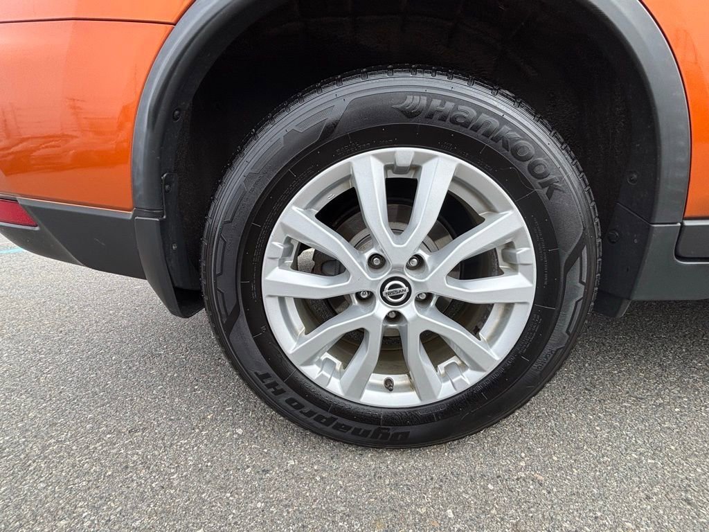 Used 2018 Nissan Rogue SV image 19