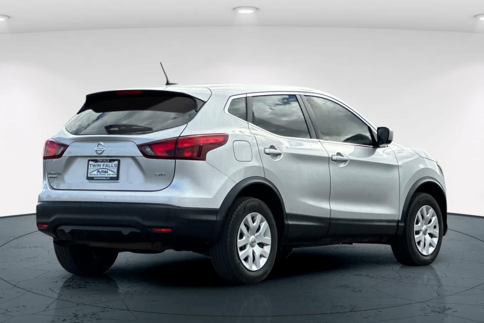 Used 2018 Nissan Rogue Sport S AWD/4WD image 2