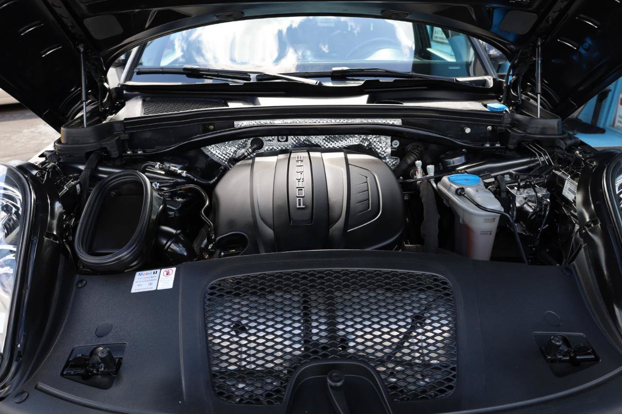 Used 2018 Porsche Macan AWD/4WD image 15