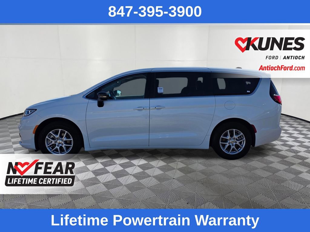 Used 2024 Chrysler Pacifica Touring-L FWD image 4