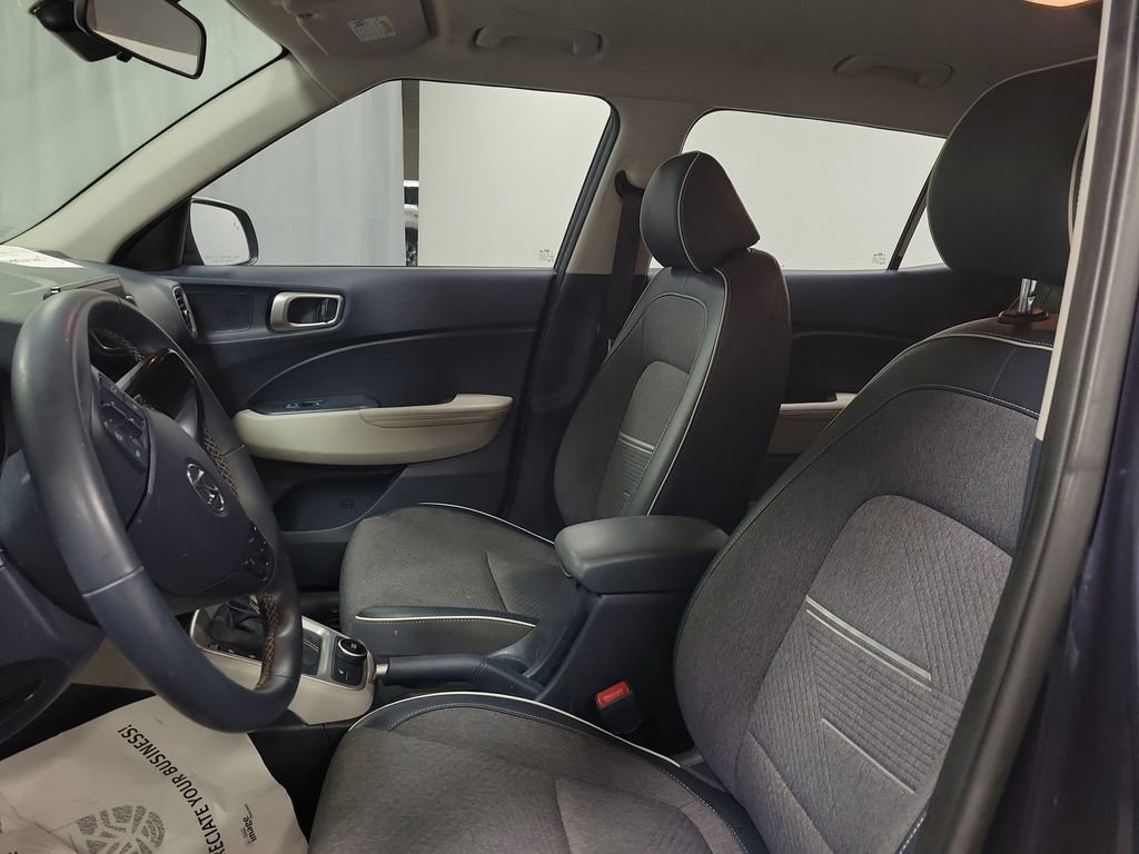 Used 2023 Hyundai Venue Limited image 12