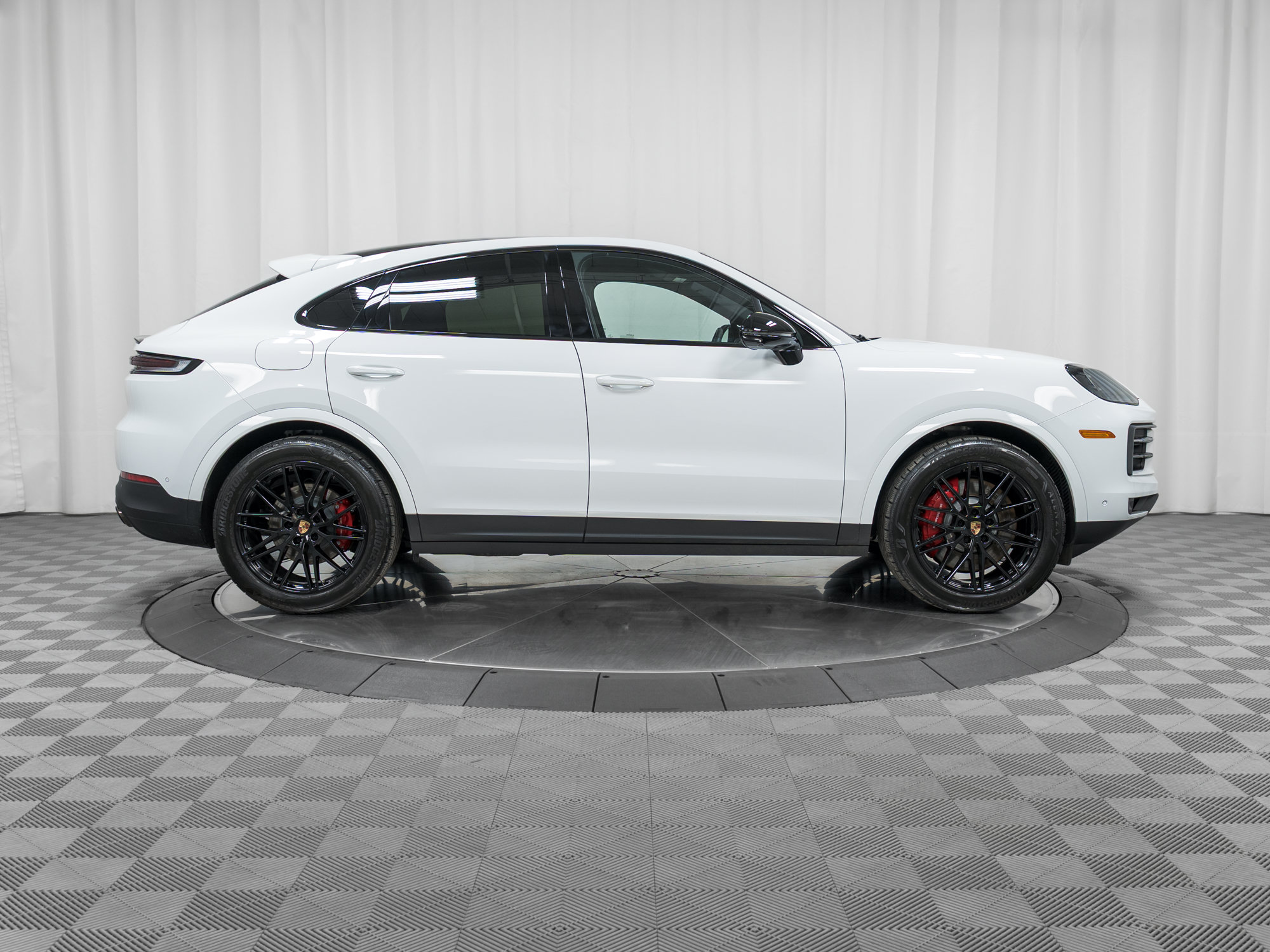 Used 2025 Porsche Cayenne S AWD/4WD image 8
