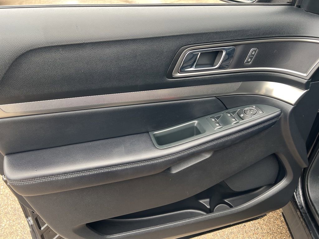 Used 2018 Ford Explorer XLT image 7