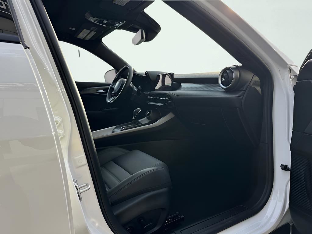 Used 2025 Alfa Romeo Tonale w/ Premium Package image 34