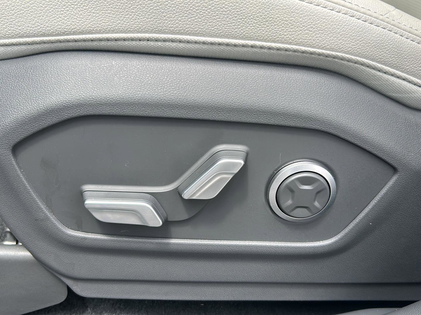 Certified 2025 Hyundai Santa Fe Limited AWD/4WD image 17
