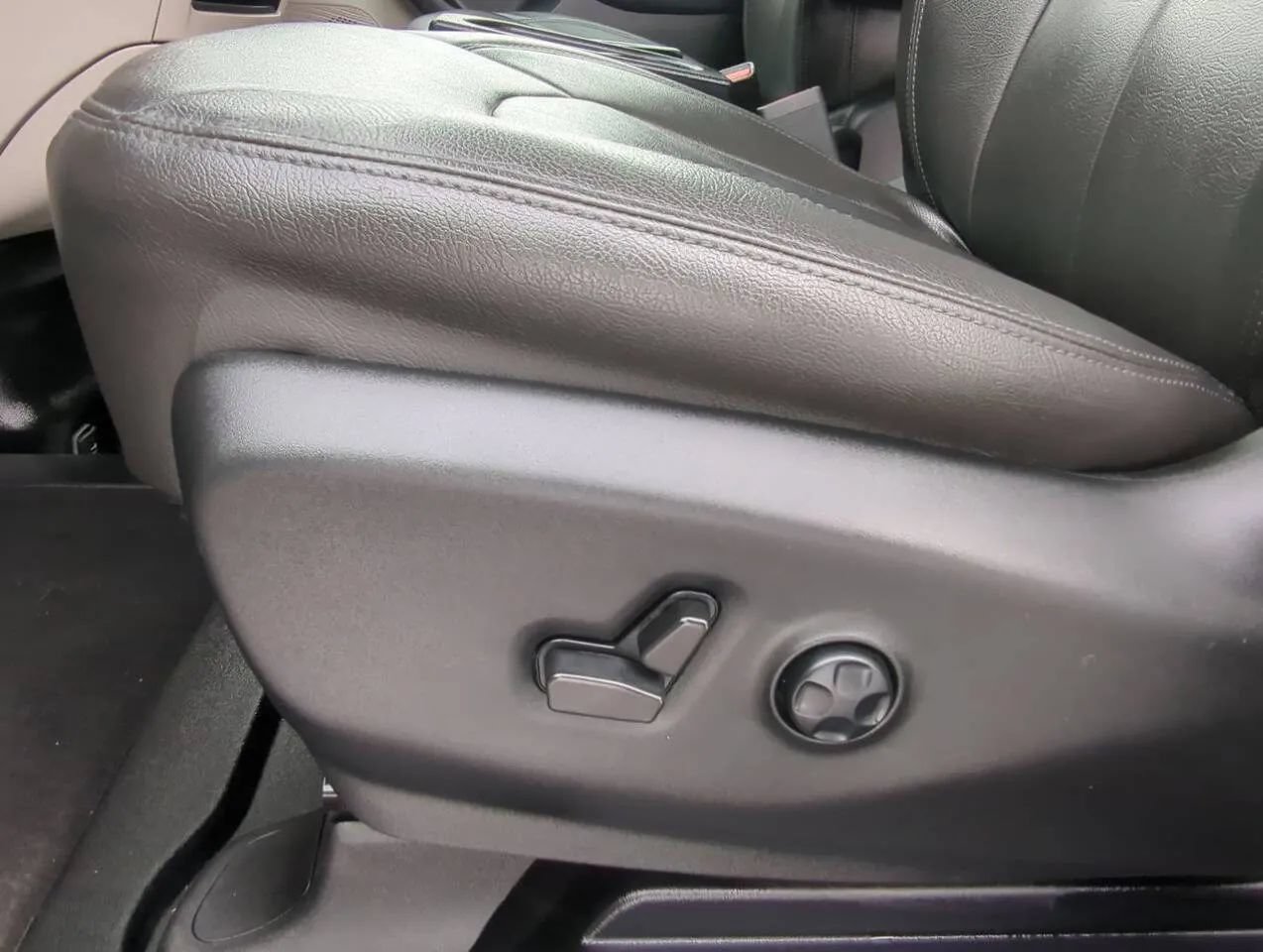 Used 2023 Chrysler Voyager LX FWD image 12