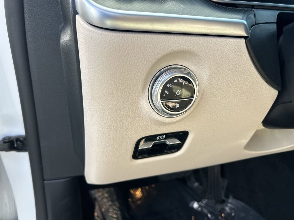 Used 2025 Mercedes-Benz C 300 Sedan image 39