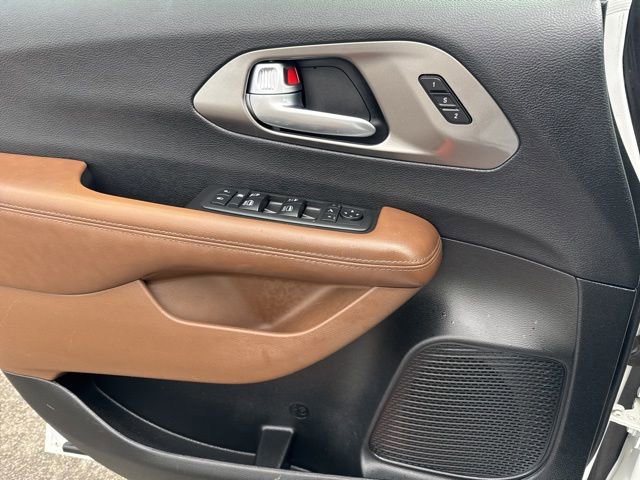 Used 2018 Chrysler Pacifica Limited w/ Advanced Safetytec Group FWD image 24