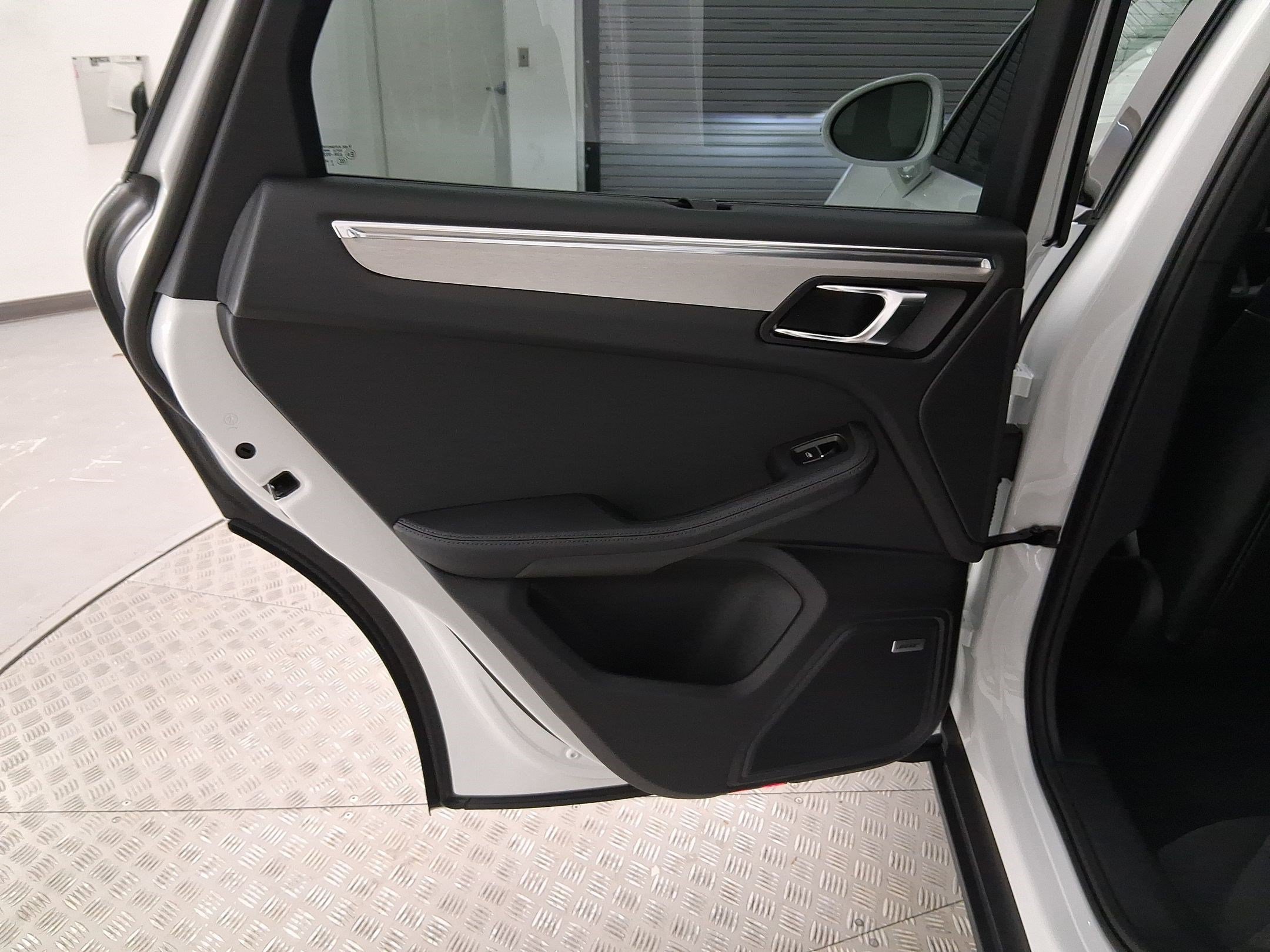 Used 2026 Porsche Macan AWD/4WD image 33
