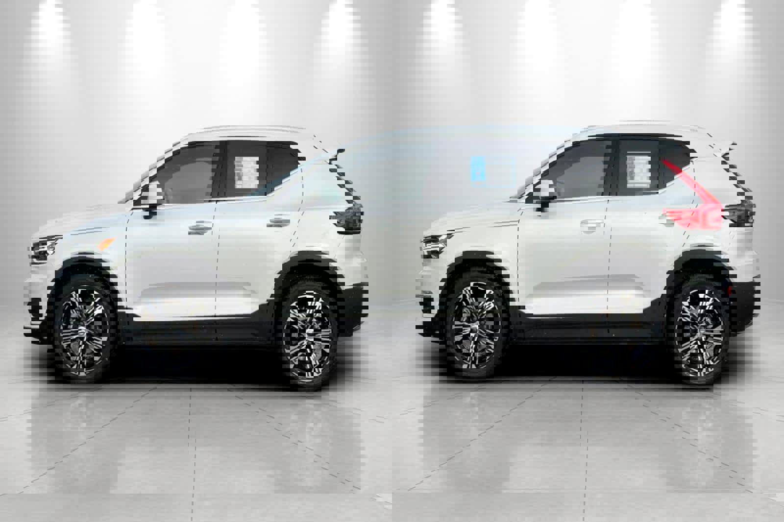 Used 2022 Volvo XC40 T5 Inscription w/ Climate Package image 5