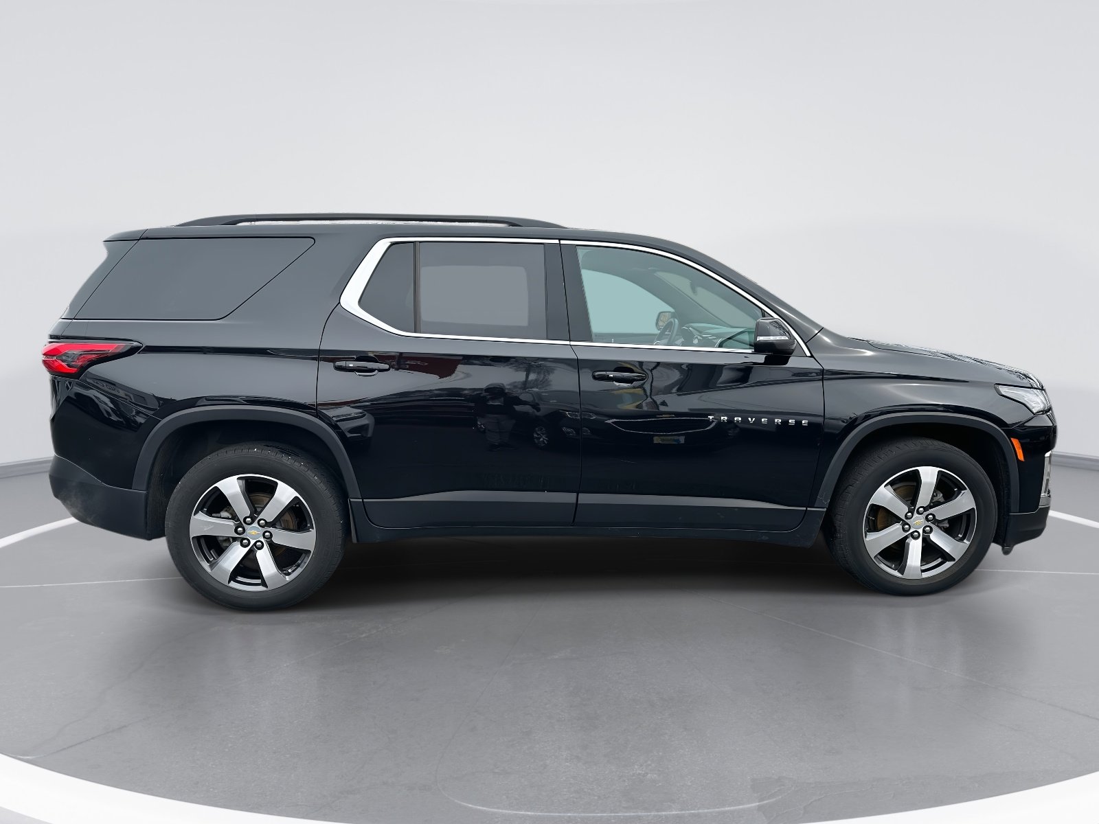 Used 2023 Chevrolet Traverse LT w/ LT Premium Package AWD/4WD image 4