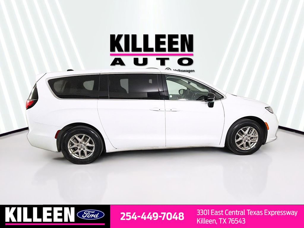 Used 2024 Chrysler Pacifica Touring-L image 9