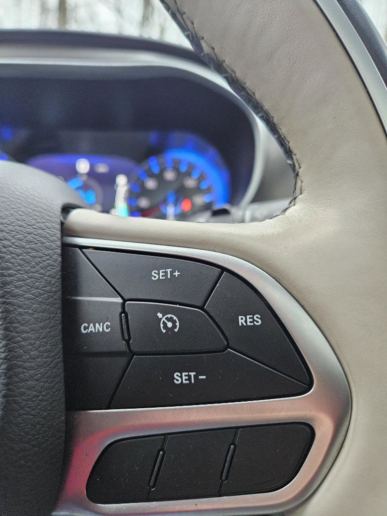 Used 2017 Chrysler Pacifica Limited FWD image 31