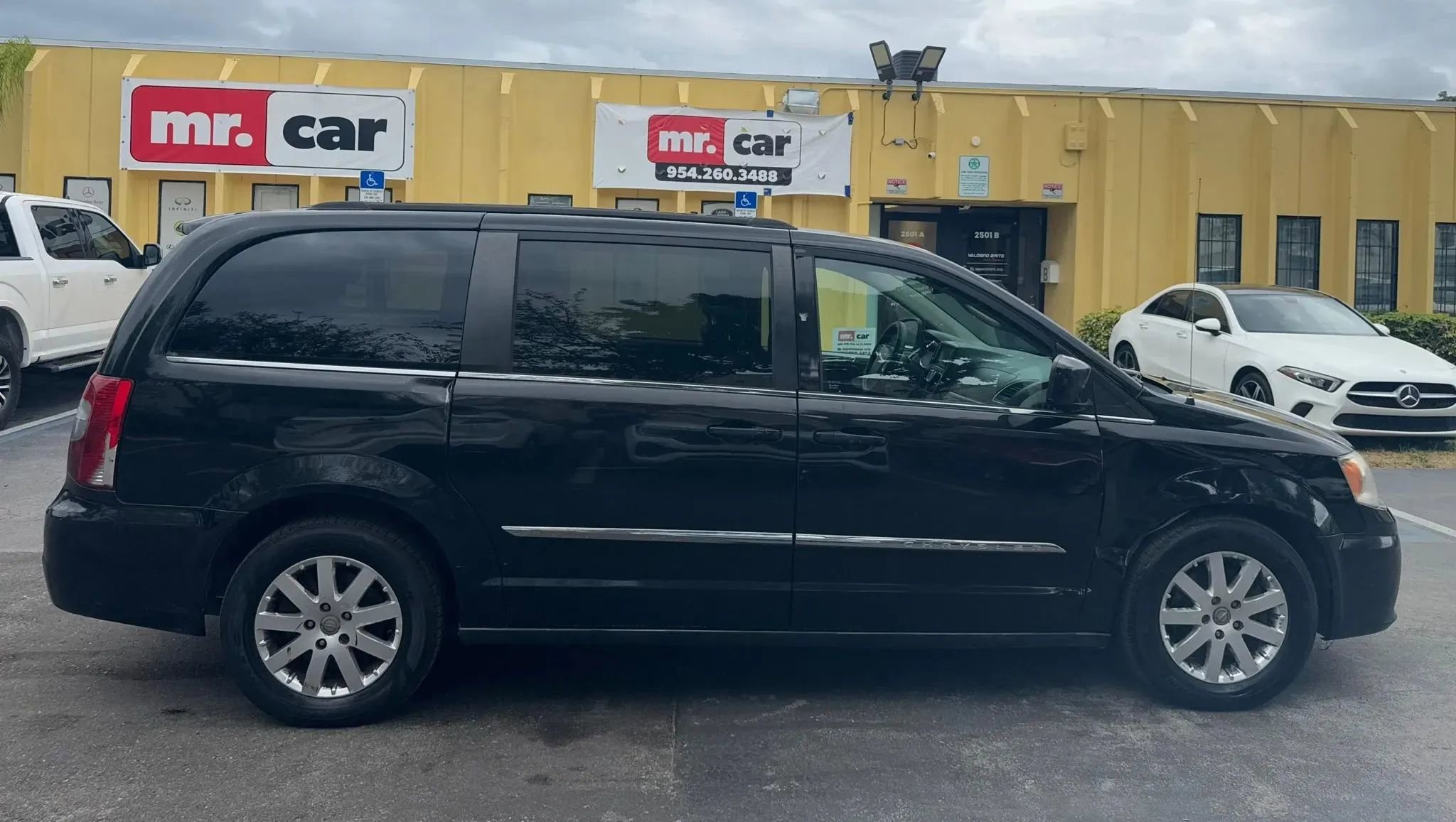 Used 2014 Chrysler Town & Country Touring image 8
