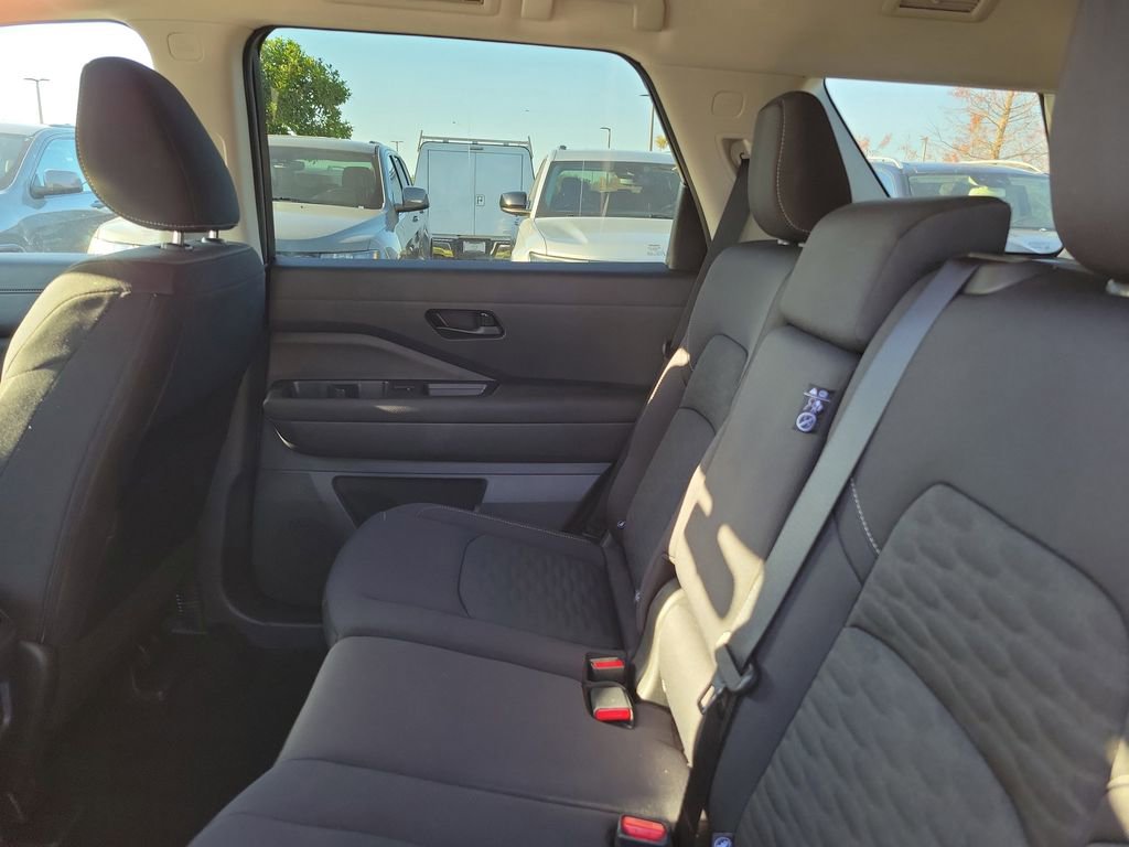 Used 2025 Nissan Pathfinder SV image 14
