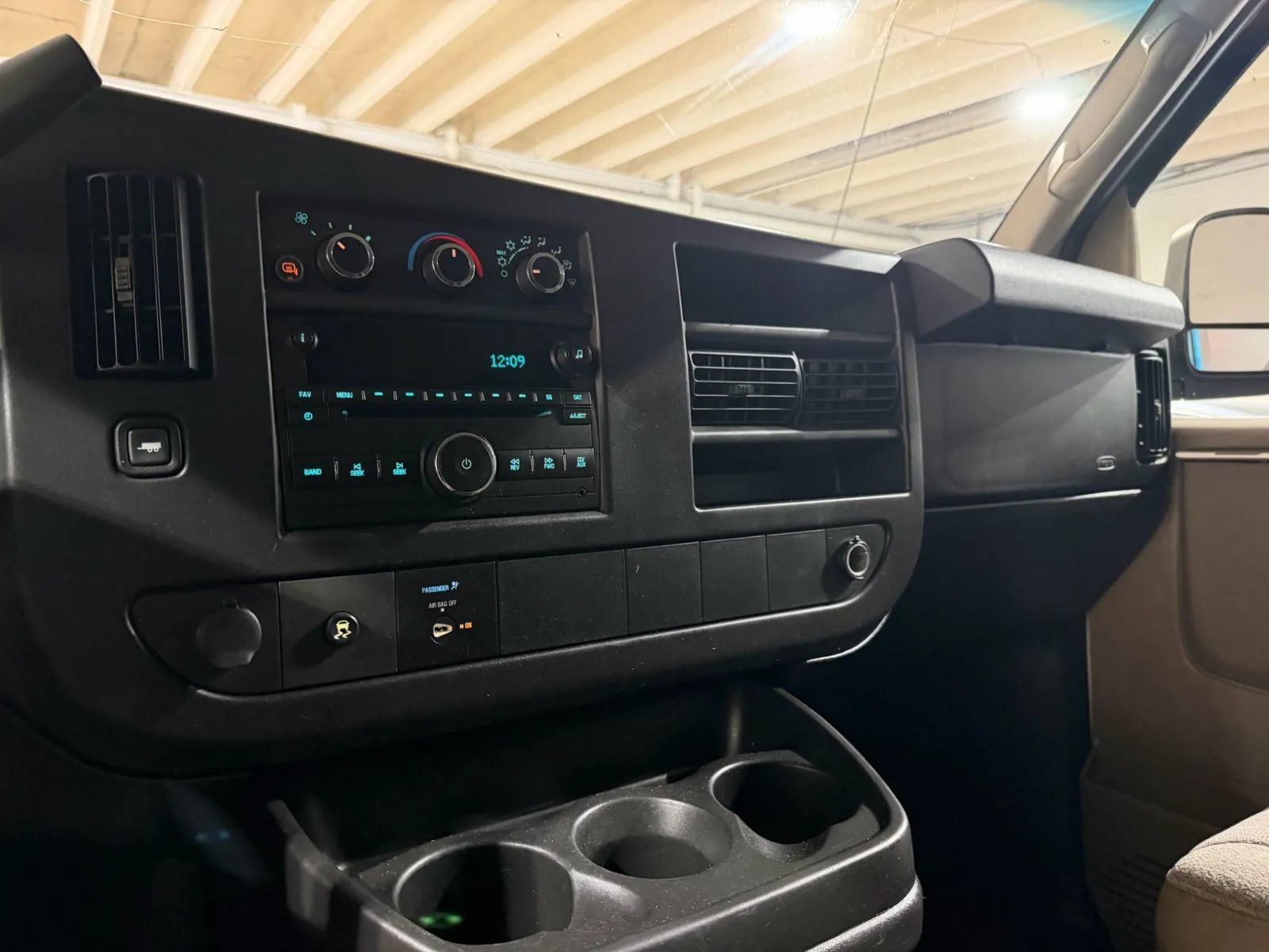 Used 2010 GMC Savana 3500 LT w/ LT Preferred Equipment Group RWD image 10