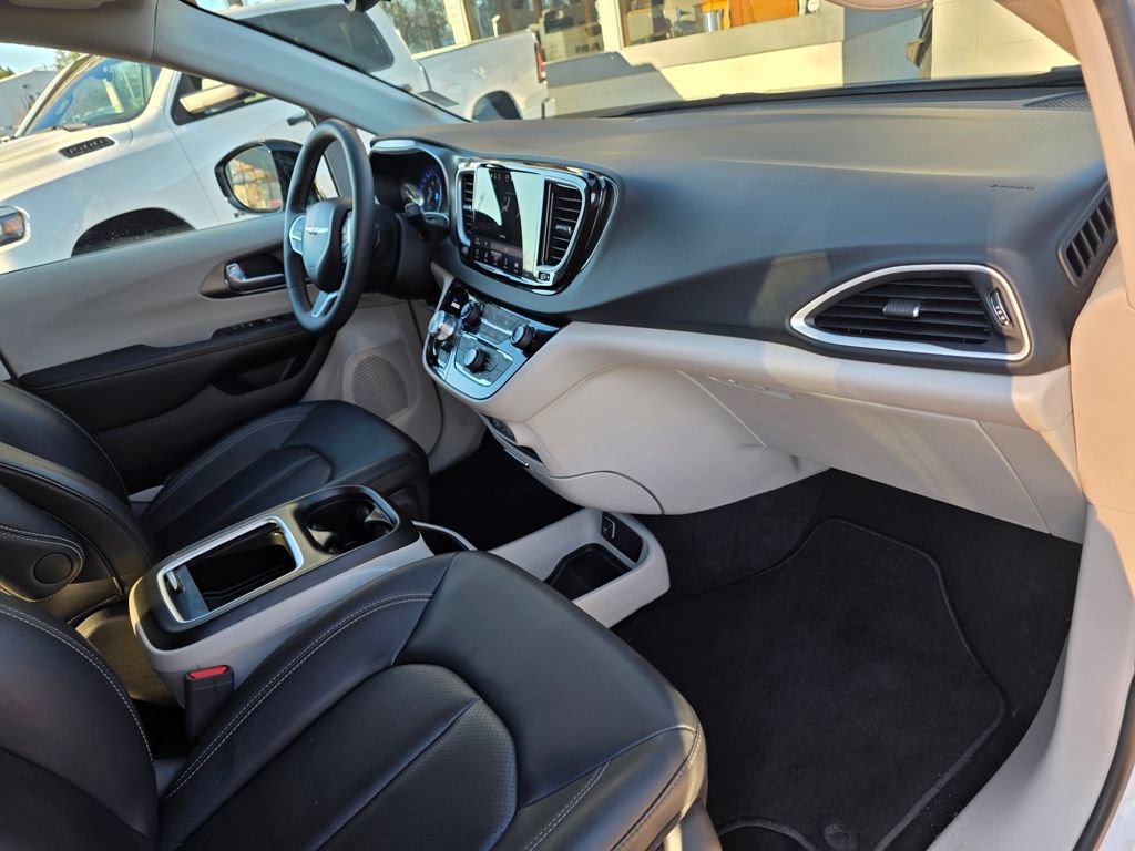 Used 2024 Chrysler Pacifica Touring-L FWD image 27