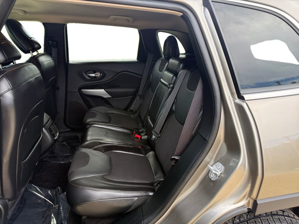 Used 2018 Jeep Cherokee Latitude Plus w/ Cold Weather Group AWD/4WD image 16