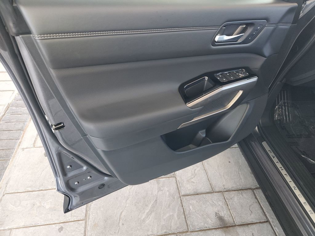 Used 2025 Nissan Pathfinder Platinum w/ Cargo Package image 31