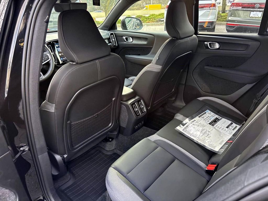 Used 2024 Volvo XC40 Recharge Core w/ Protection Package Premier image 27