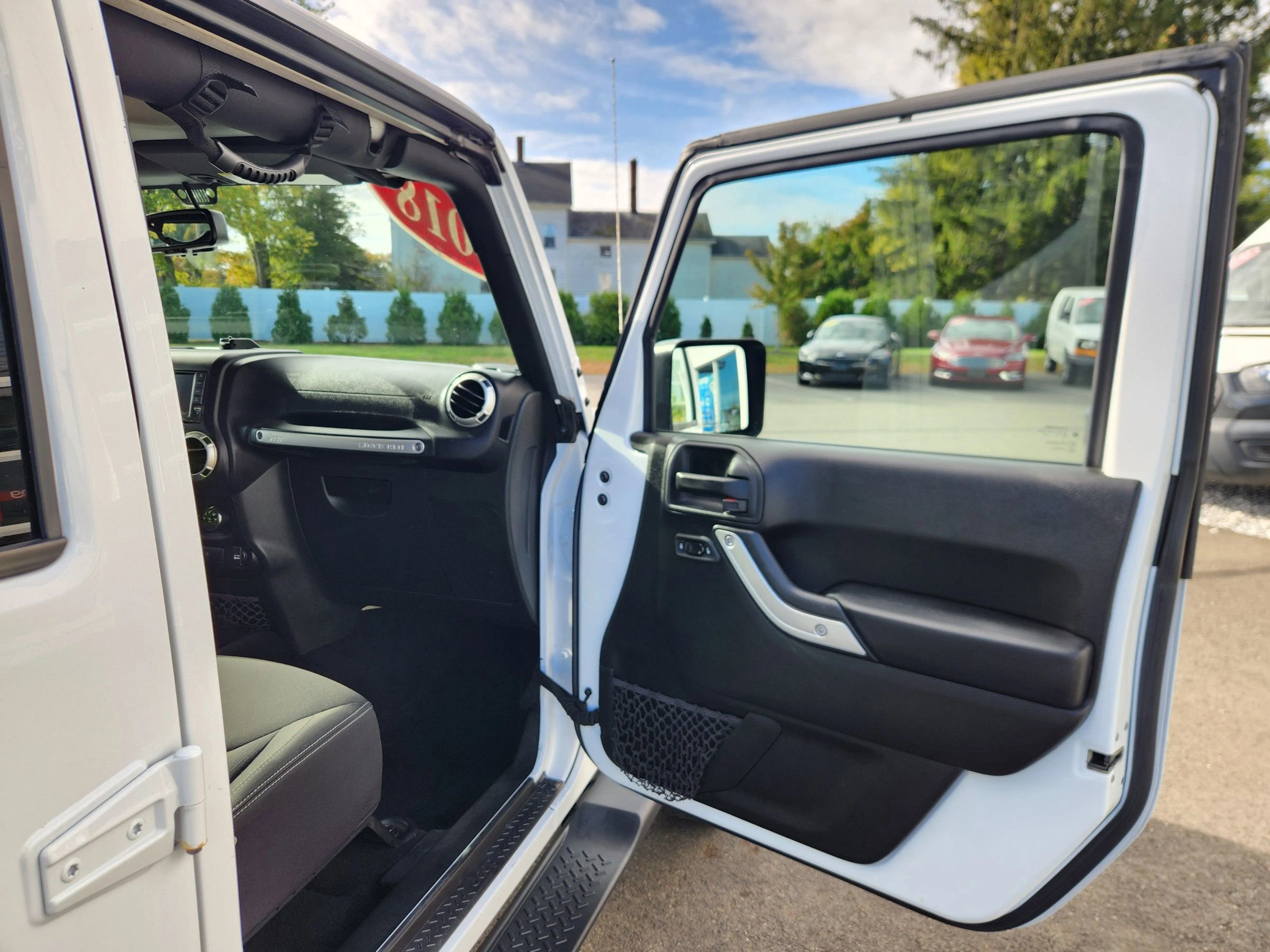 Used 2018 Jeep Wrangler Unlimited Sahara image 33