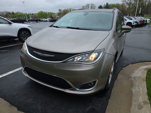 Used 2017 Chrysler Pacifica Touring-L w/ Tire & Wheel Group FWD image 14