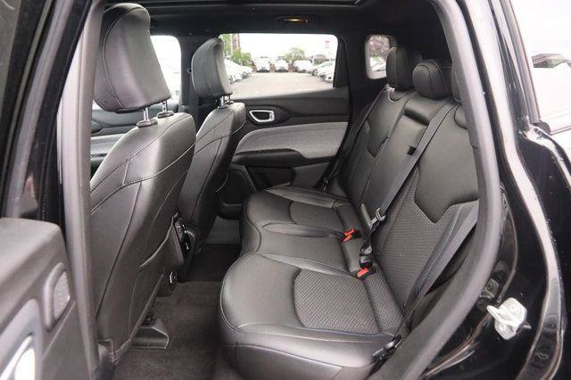 Used 2025 Jeep Compass Latitude w/ Sun & Sound Group AWD/4WD image 10