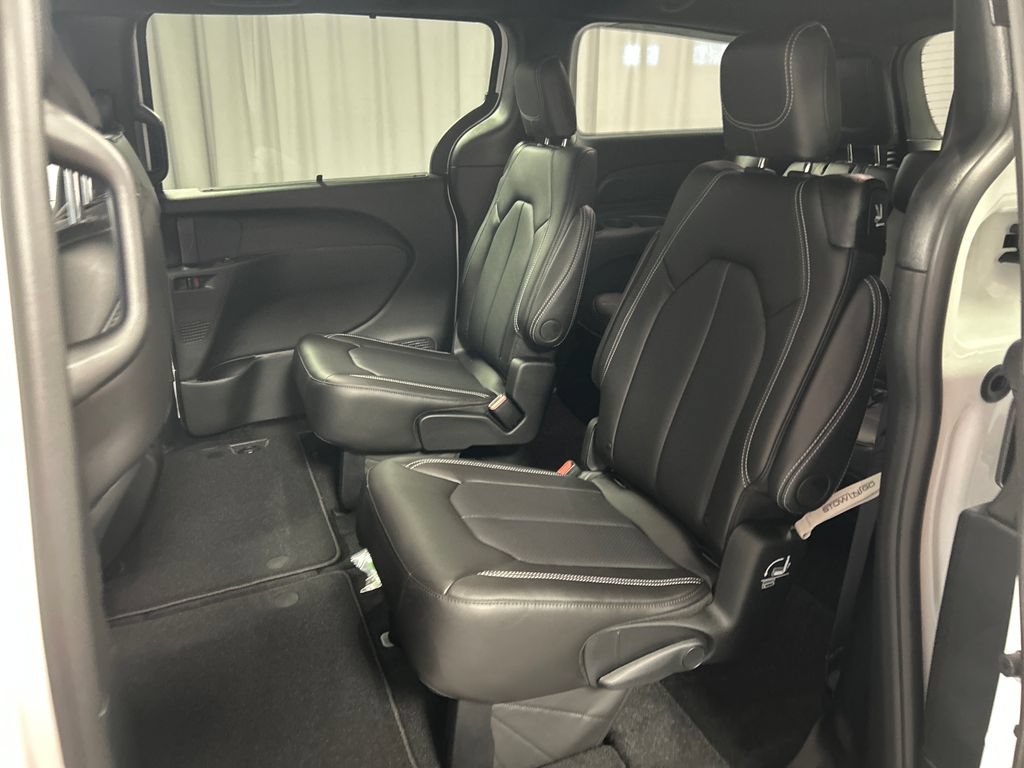 New 2027 Chrysler Pacifica Select FWD image 21
