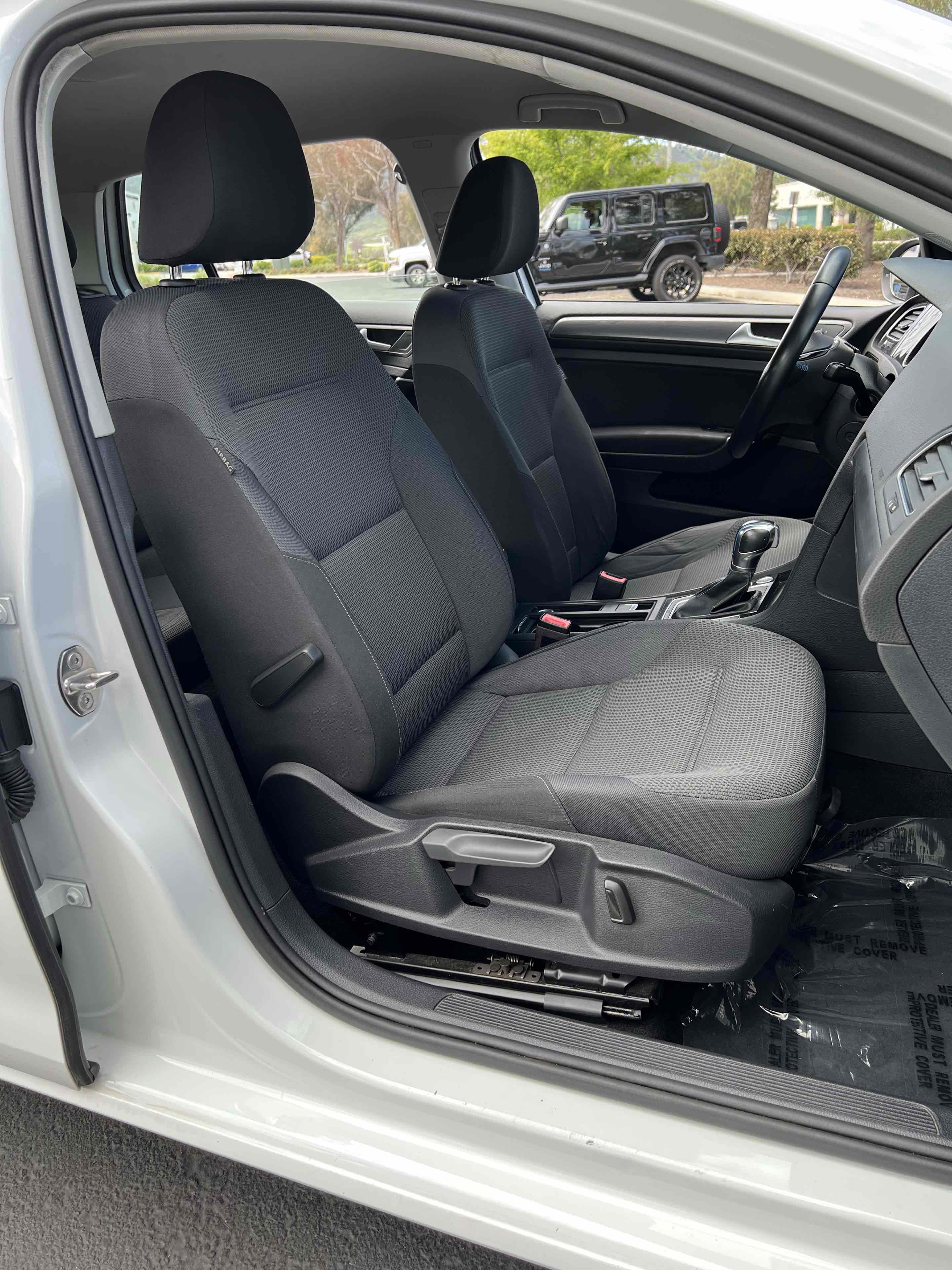 Used 2019 Volkswagen e-Golf SE w/ Driver Assistance Package image 32