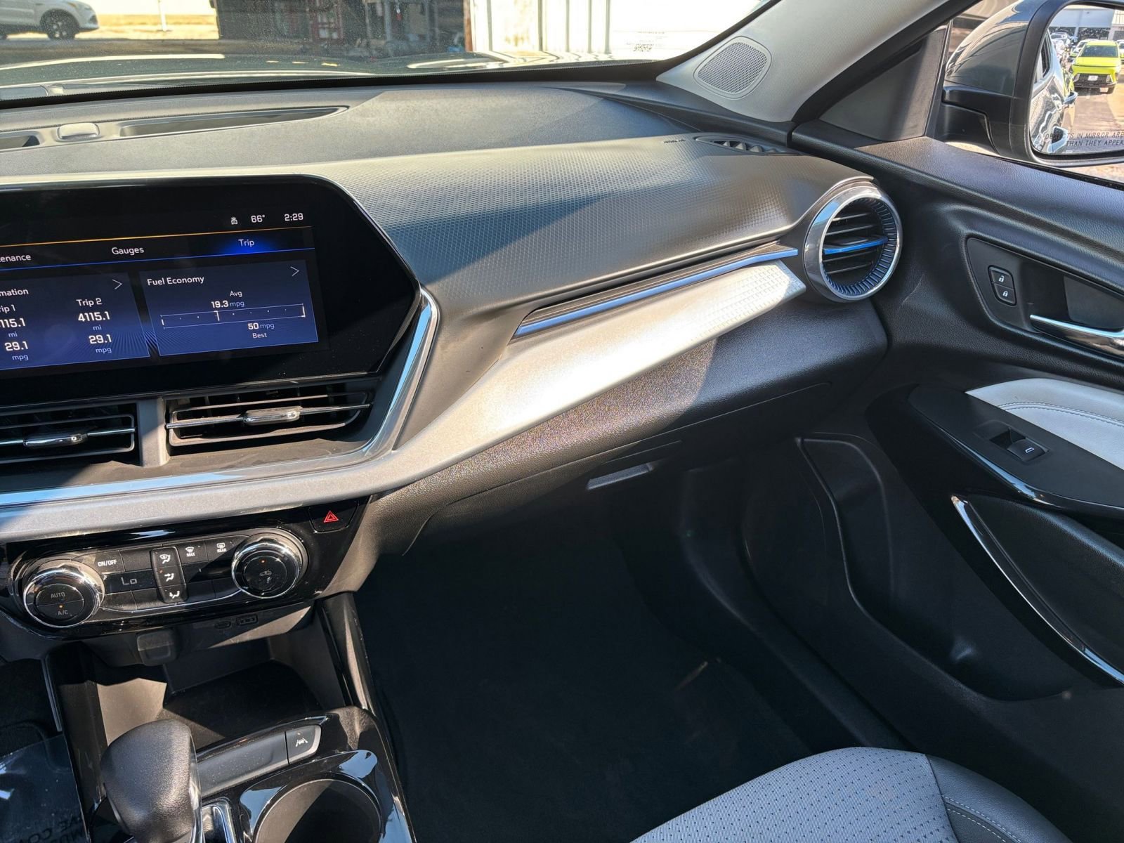 Used 2025 Chevrolet Trax LT image 29