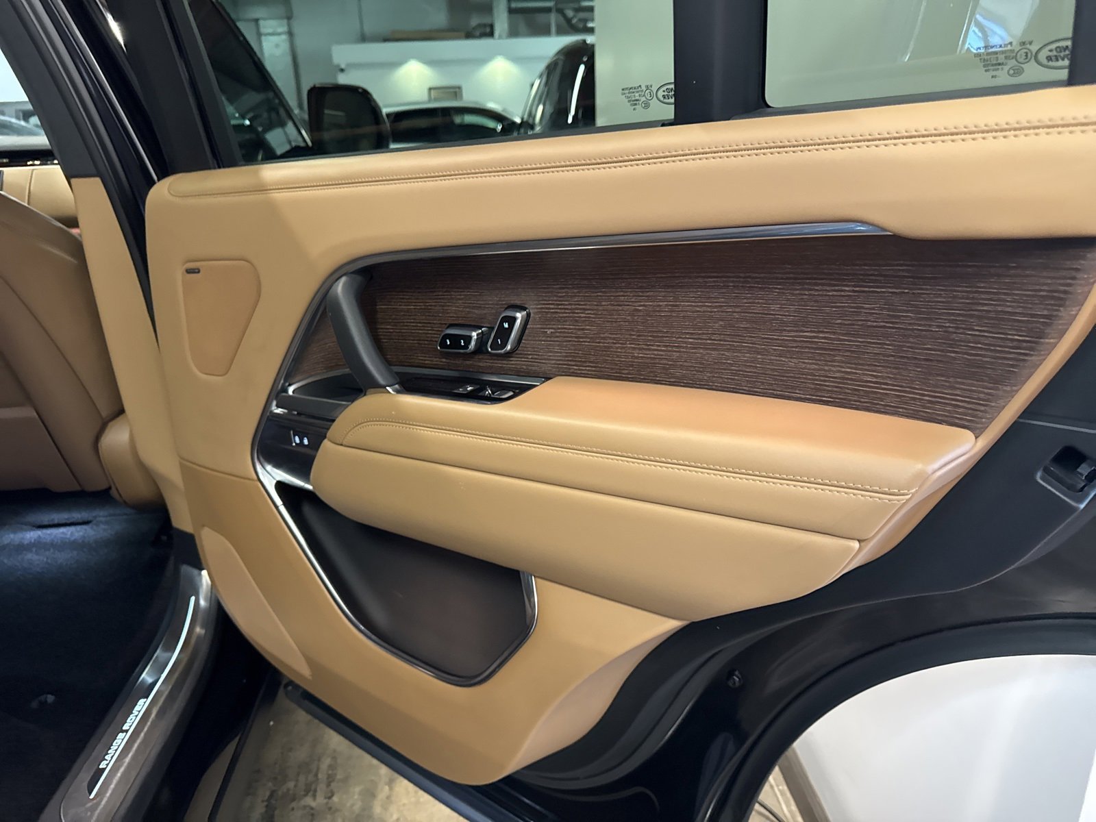 Used 2025 Land Rover Range Rover Long Wheelbase SE image 26