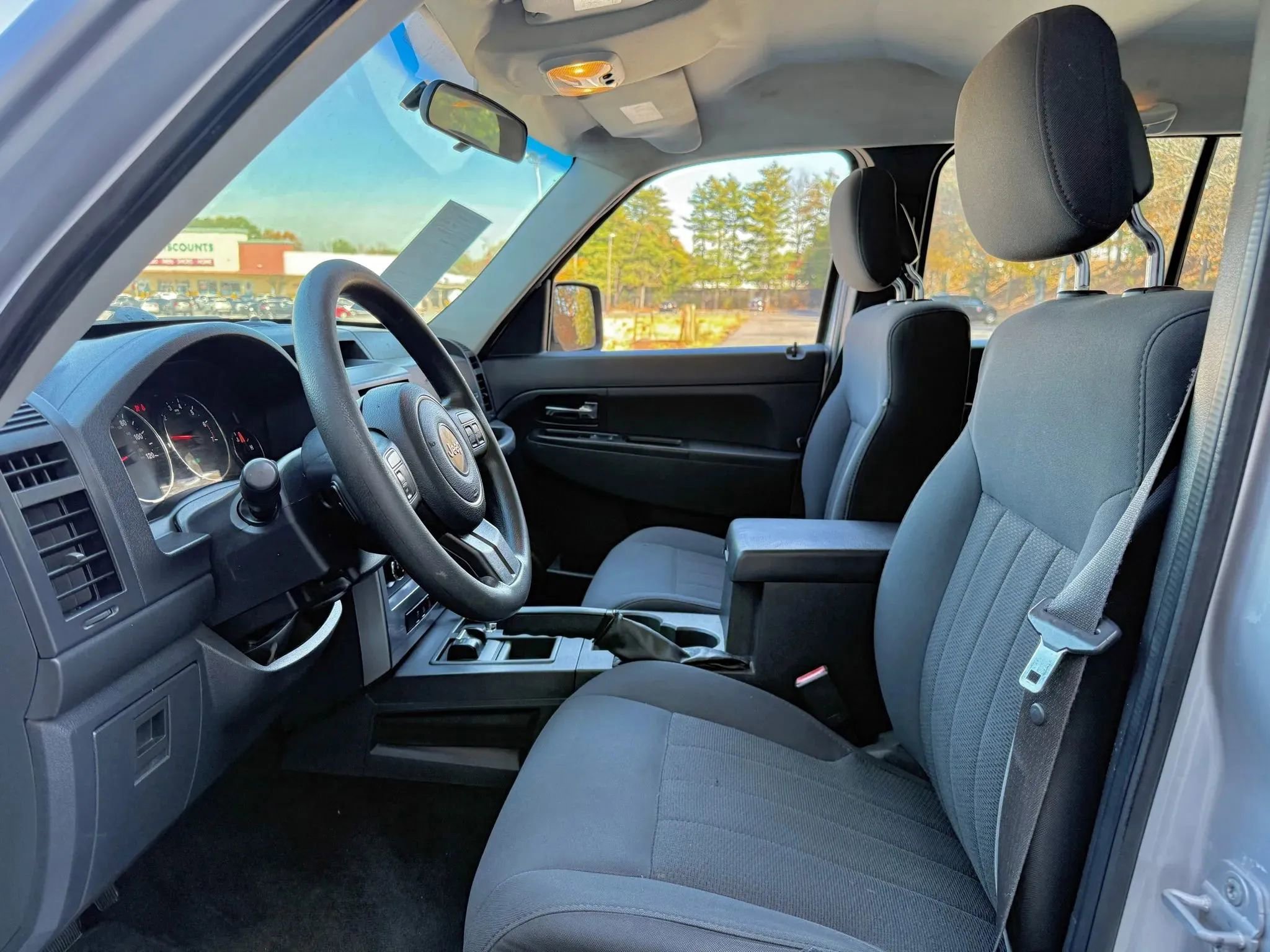 Used 2011 Jeep Liberty Sport image 2