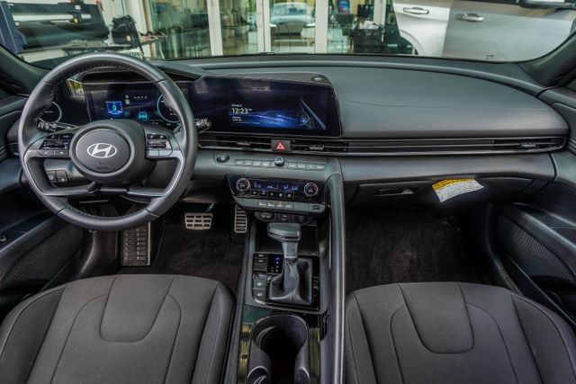 Certified 2025 Hyundai Elantra SEL FWD image 19