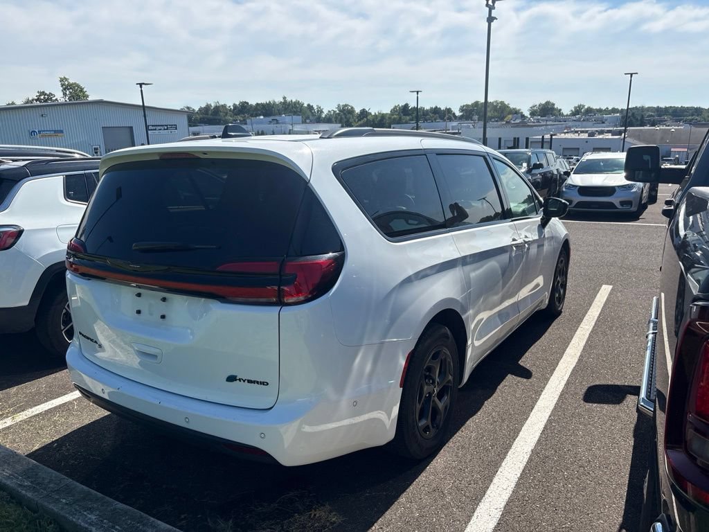 Used 2024 Chrysler Pacifica Premium FWD image 2