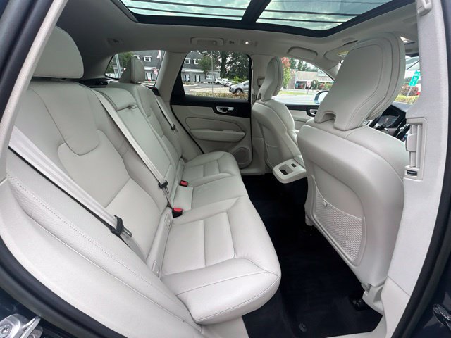 Used 2022 Volvo XC60 B5 Momentum w/ Climate Package AWD/4WD image 13