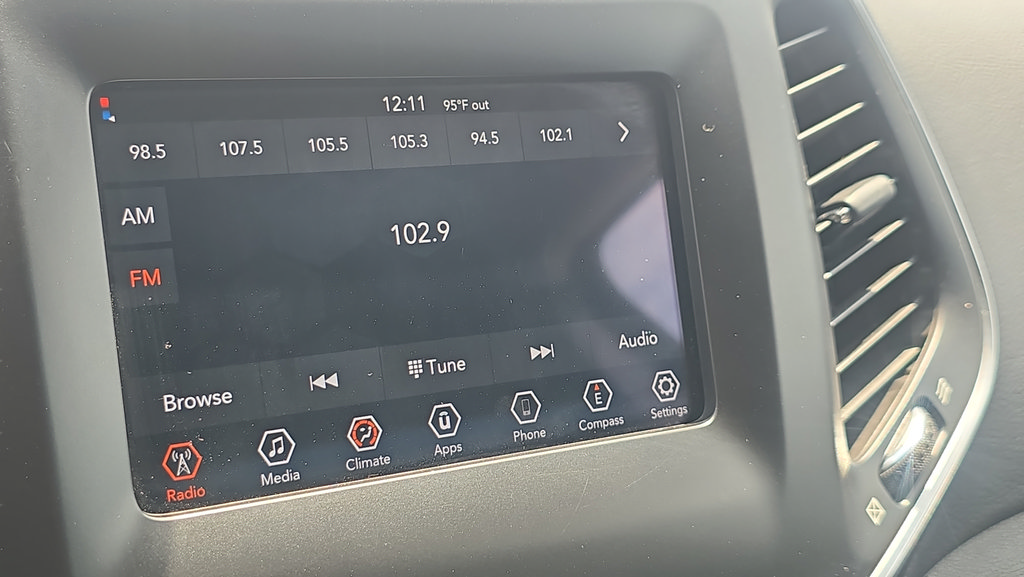 Used 2020 Jeep Cherokee Latitude FWD image 30