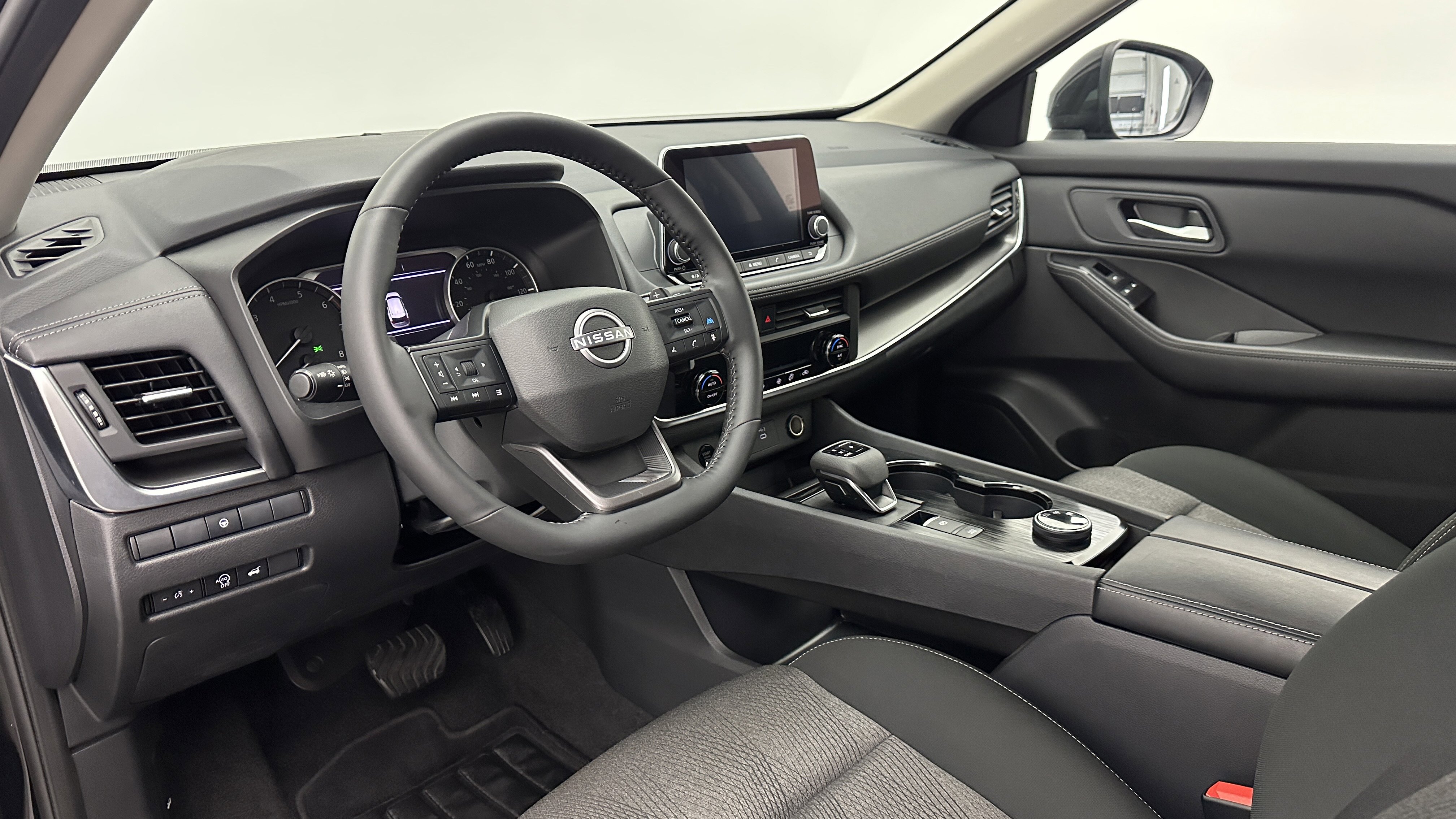 Used 2025 Nissan Rogue SV image 8