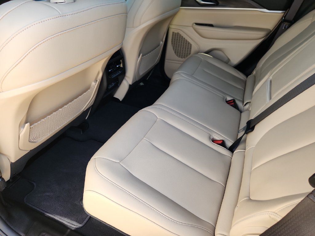 Used 2023 Jeep Grand Cherokee Limited AWD/4WD image 10