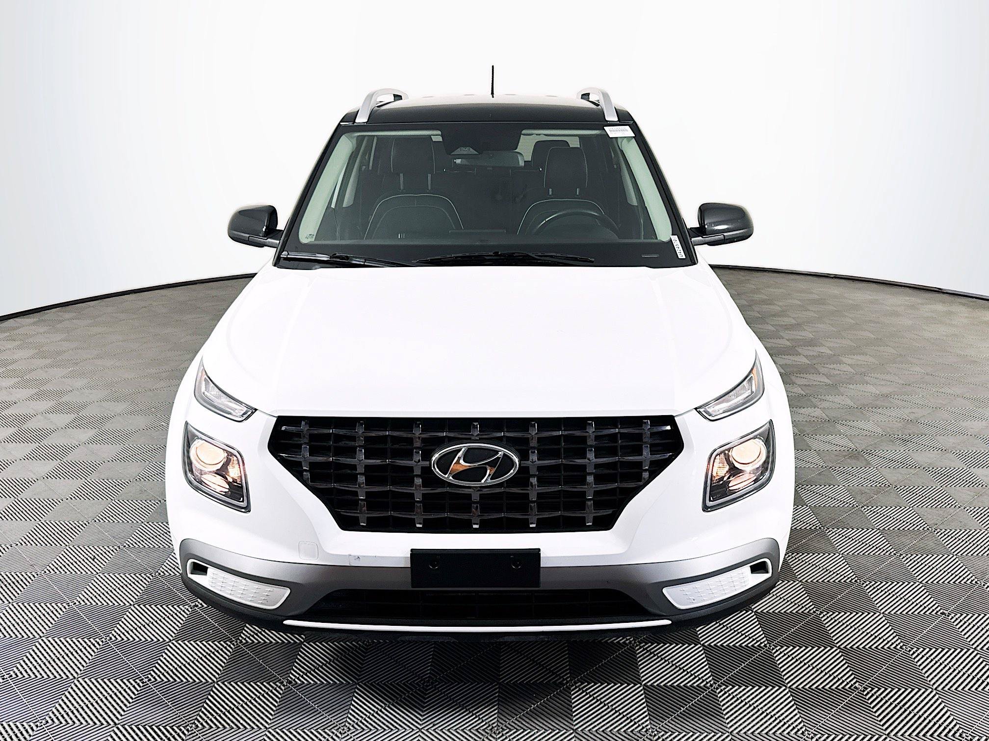 Used 2026 Hyundai Venue SEL FWD image 2