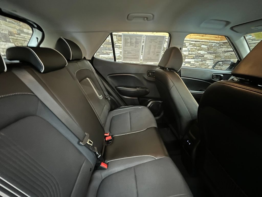 Used 2024 Hyundai Venue Limited FWD image 46
