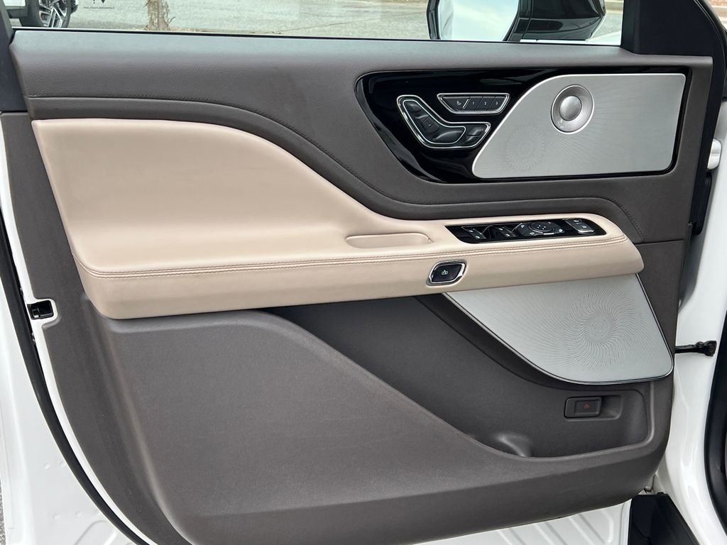 Used 2020 Lincoln Aviator Reserve w/ Equipment Group 201A image 8