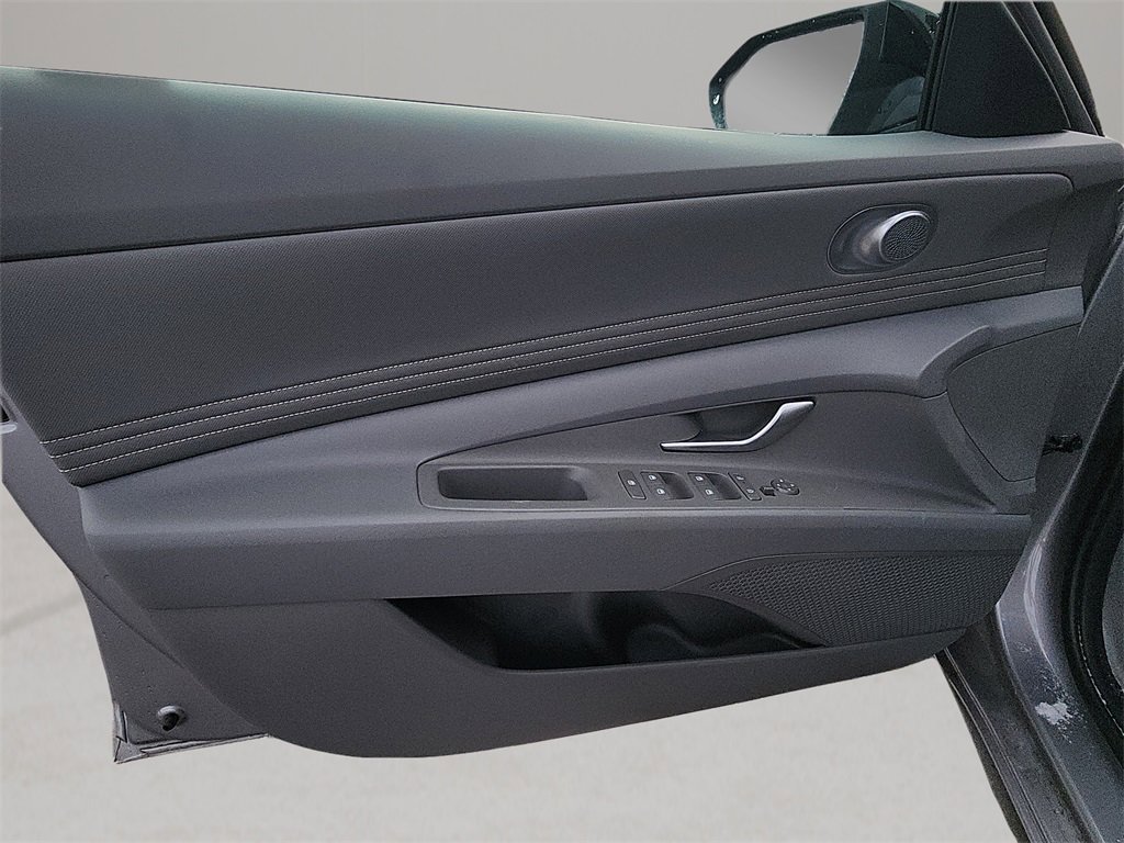 Used 2025 Hyundai Elantra Sport image 14