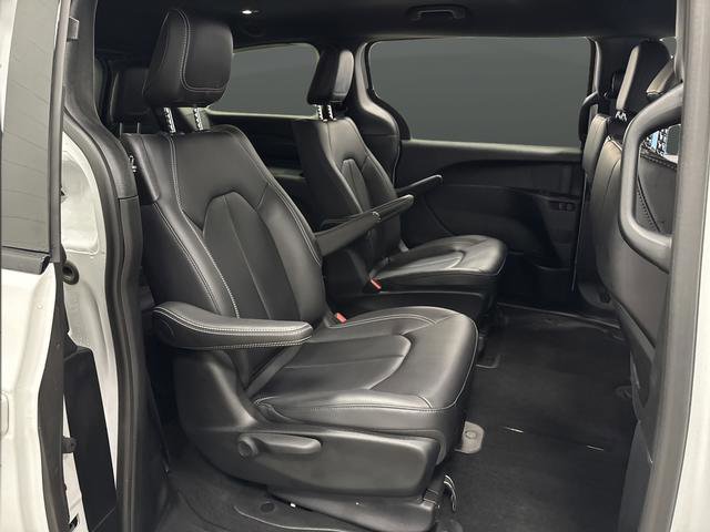 Used 2024 Chrysler Pacifica Select image 30